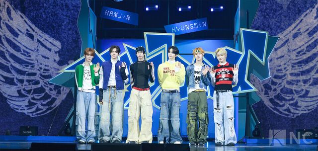 그룹 투어스(TWS)가 오후 4시 서울 광진구 예스24라이브홀에서 진행된 미니 4집 ‘플레이 하드(play hard)’ 발매 기념 쇼케이스에서 포즈를 취하고 있다. 사진=김규빈 기자