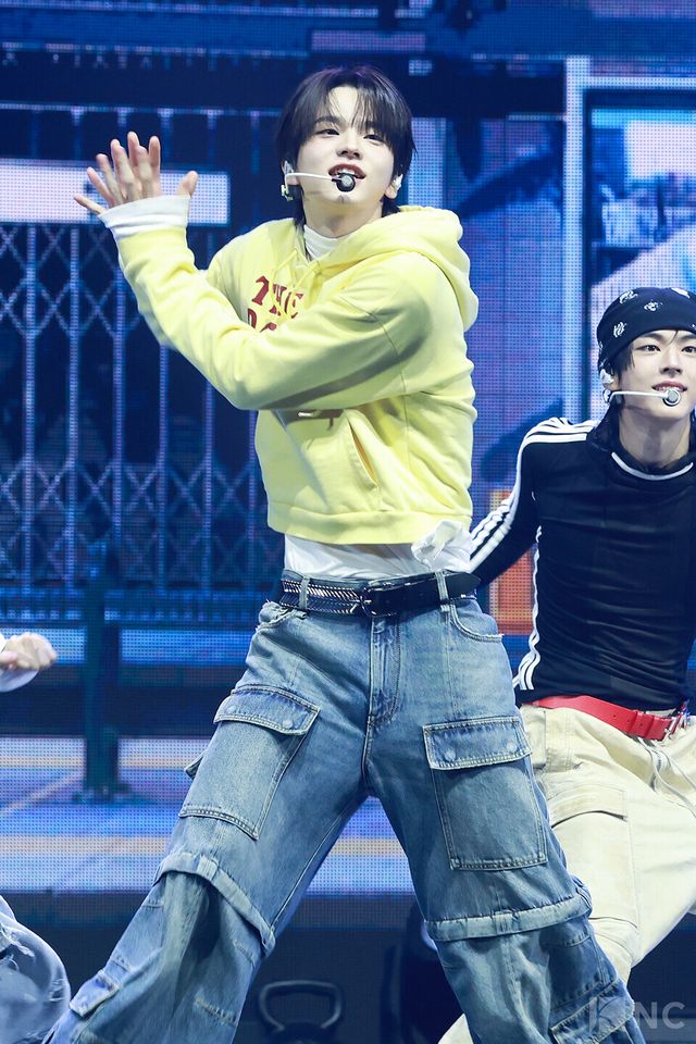 그룹 투어스(TWS) 신유가 오후 4시 서울 광진구 예스24라이브홀에서 진행된 미니 4집 ‘플레이 하드(play hard)’ 발매 기념 쇼케이스에서 무대를 선보이고 있다. 사진=김규빈 기자