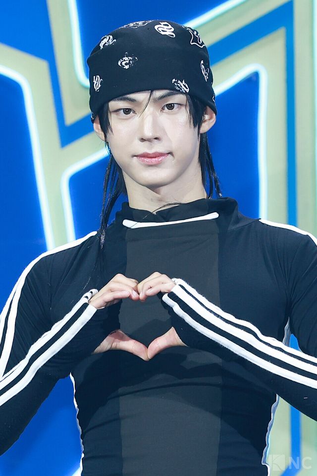 그룹 투어스(TWS) 도훈이 오후 4시 서울 광진구 예스24라이브홀에서 진행된 미니 4집 ‘플레이 하드(play hard)’ 발매 기념 쇼케이스에서 포즈를 취하고 있다. 사진=김규빈 기자