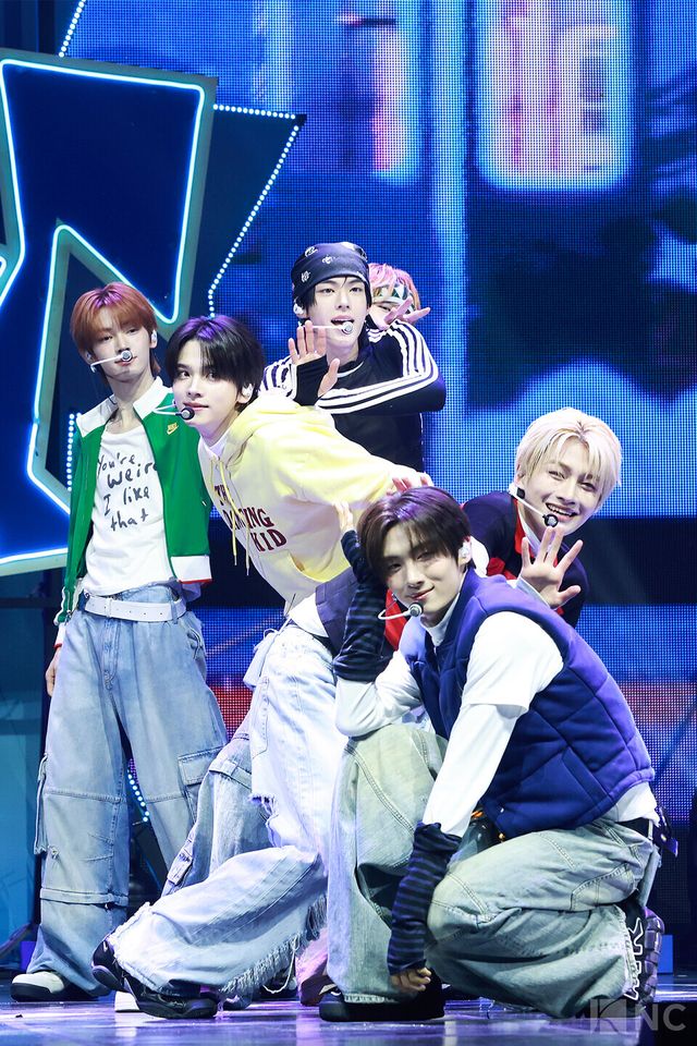 그룹 투어스(TWS)가 오후 4시 서울 광진구 예스24라이브홀에서 진행된 미니 4집 ‘플레이 하드(play hard)’ 발매 기념 쇼케이스에서 무대를 선보이고 있다. 사진=김규빈 기자