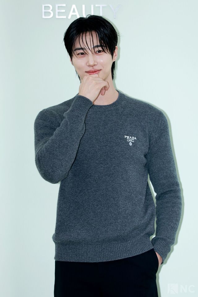 배우 변우석이 13일 오후 2시 서울 성동구 한 스튜디오에서 프라다 뷰티 바나나 립 밤 출시 기념 포토콜에서 포즈를 취하고 있다. 사진=김규빈 기자