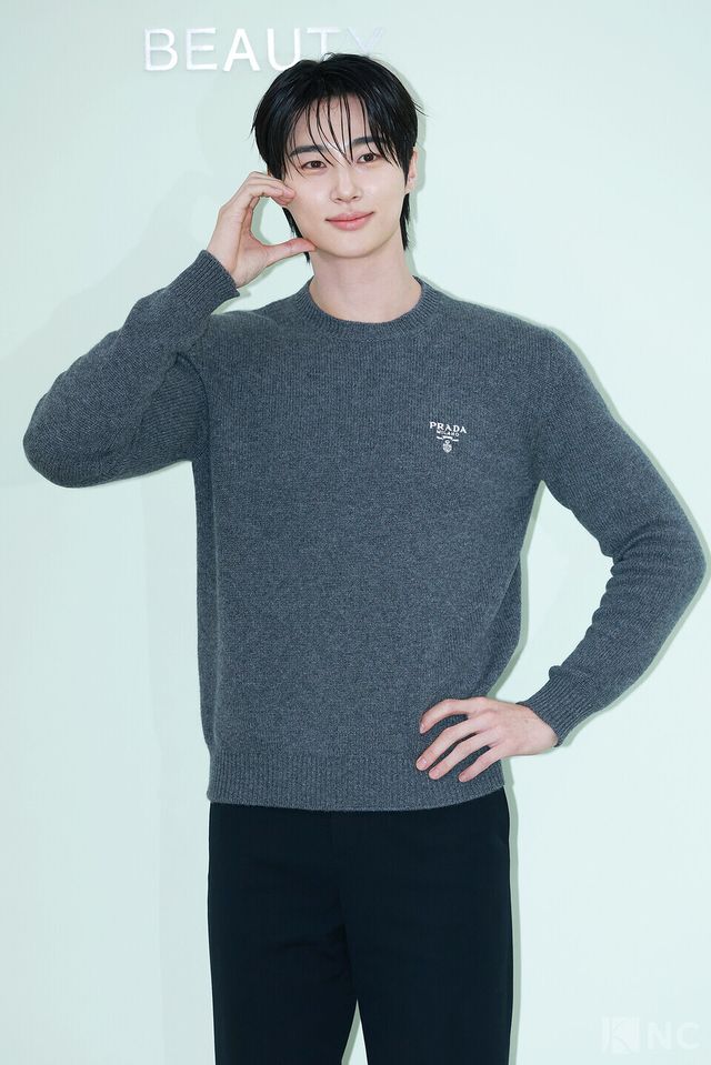 배우 변우석이 13일 오후 2시 서울 성동구 한 스튜디오에서 프라다 뷰티 바나나 립 밤 출시 기념 포토콜에서 포즈를 취하고 있다. 사진=김규빈 기자