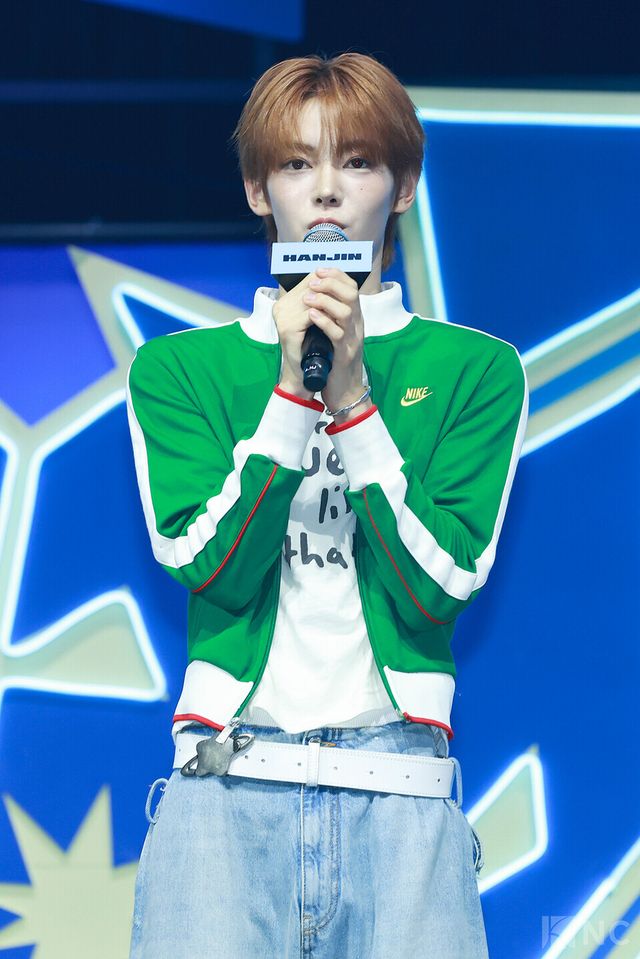 그룹 투어스(TWS) 한진이 오후 4시 서울 광진구 예스24라이브홀에서 진행된 미니 4집 ‘플레이 하드(play hard)’ 발매 기념 쇼케이스에서 소감을 말하고 있다. 사진=김규빈 기자