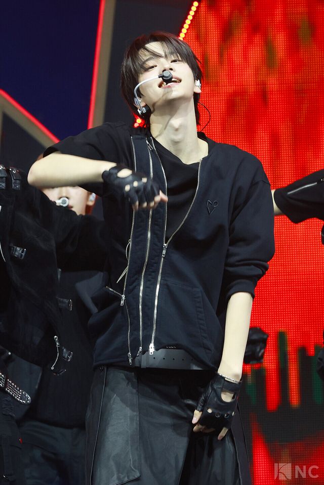 그룹 투어스(TWS) 신유가 오후 4시 서울 광진구 예스24라이브홀에서 진행된 미니 4집 ‘플레이 하드(play hard)’ 발매 기념 쇼케이스에서 무대를 선보이고 있다. 사진=김규빈 기자