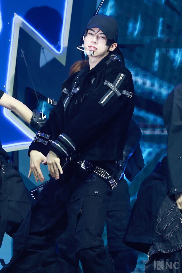 그룹 투어스(TWS) 도훈이 오후 4시 서울 광진구 예스24라이브홀에서 진행된 미니 4집 ‘플레이 하드(play hard)’ 발매 기념 쇼케이스에서 무대를 선보이고 있다. 사진=김규빈 기자