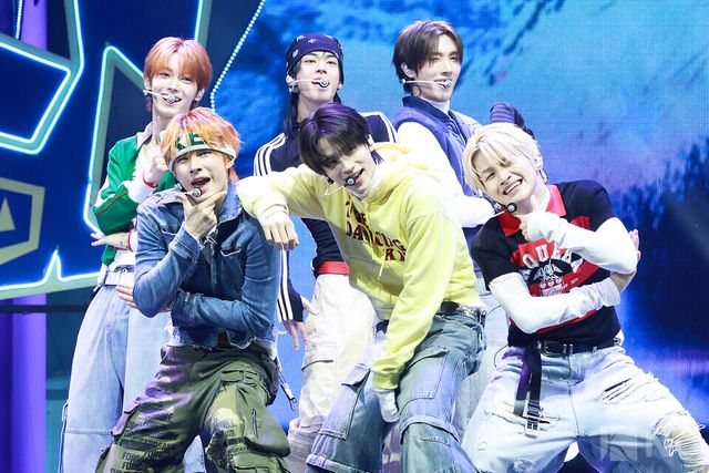 그룹 투어스(TWS)가 오후 4시 서울 광진구 예스24라이브홀에서 진행된 미니 4집 ‘플레이 하드(play hard)’ 발매 기념 쇼케이스에서 무대를 선보이고 있다. 사진=김규빈 기자