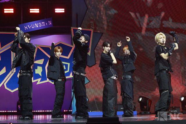 그룹 투어스(TWS)가 오후 4시 서울 광진구 예스24라이브홀에서 진행된 미니 4집 ‘플레이 하드(play hard)’ 발매 기념 쇼케이스에서 무대를 선보이고 있다. 사진=김규빈 기자