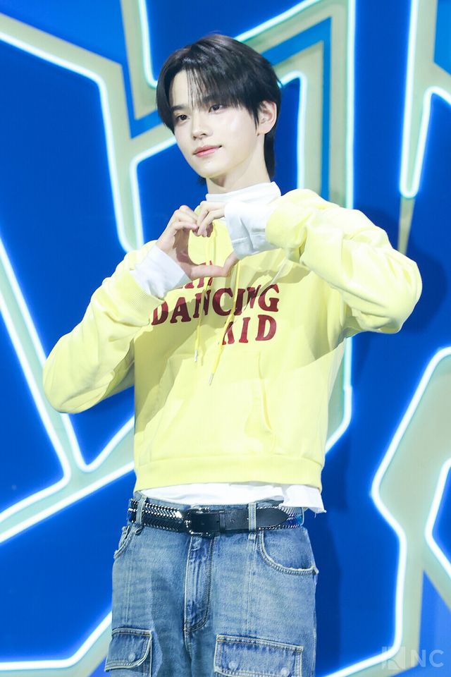 그룹 투어스(TWS) 신유가 오후 4시 서울 광진구 예스24라이브홀에서 진행된 미니 4집 ‘플레이 하드(play hard)’ 발매 기념 쇼케이스에서 포즈를 취하고 있다. 사진=김규빈 기자