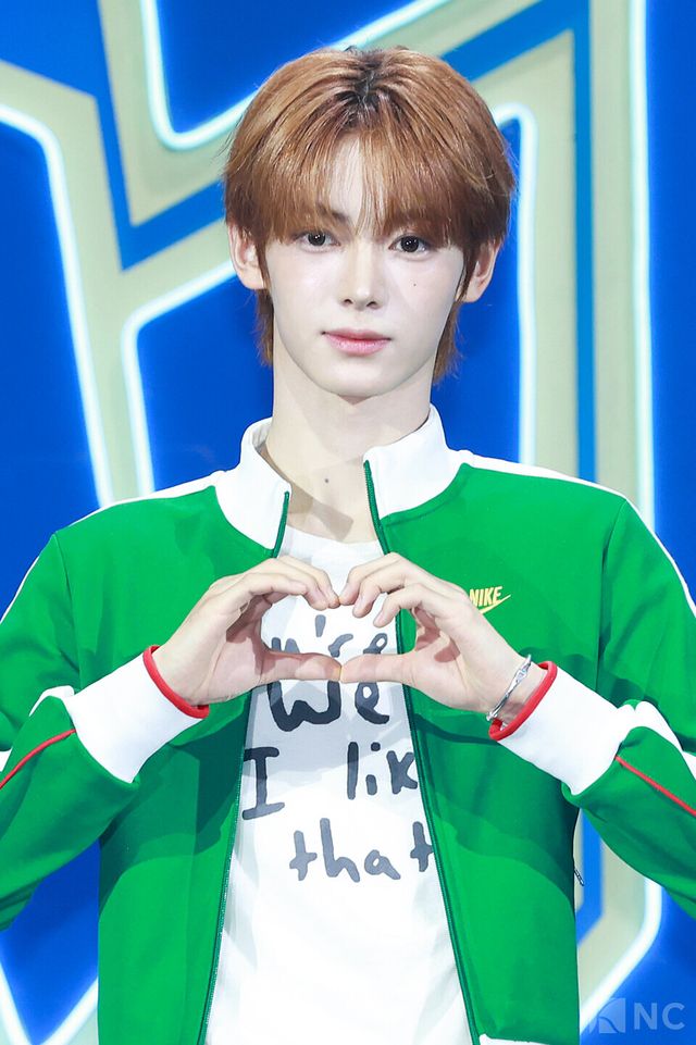 그룹 투어스(TWS) 한진이 오후 4시 서울 광진구 예스24라이브홀에서 진행된 미니 4집 ‘플레이 하드(play hard)’ 발매 기념 쇼케이스에서 포즈를 취하고 있다. 사진=김규빈 기자