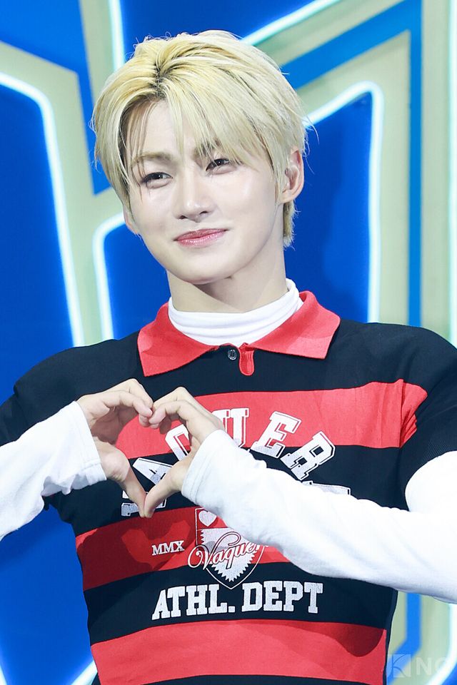 그룹 투어스(TWS) 지훈이 오후 4시 서울 광진구 예스24라이브홀에서 진행된 미니 4집 ‘플레이 하드(play hard)’ 발매 기념 쇼케이스에서 포즈를 취하고 있다. 사진=김규빈 기자