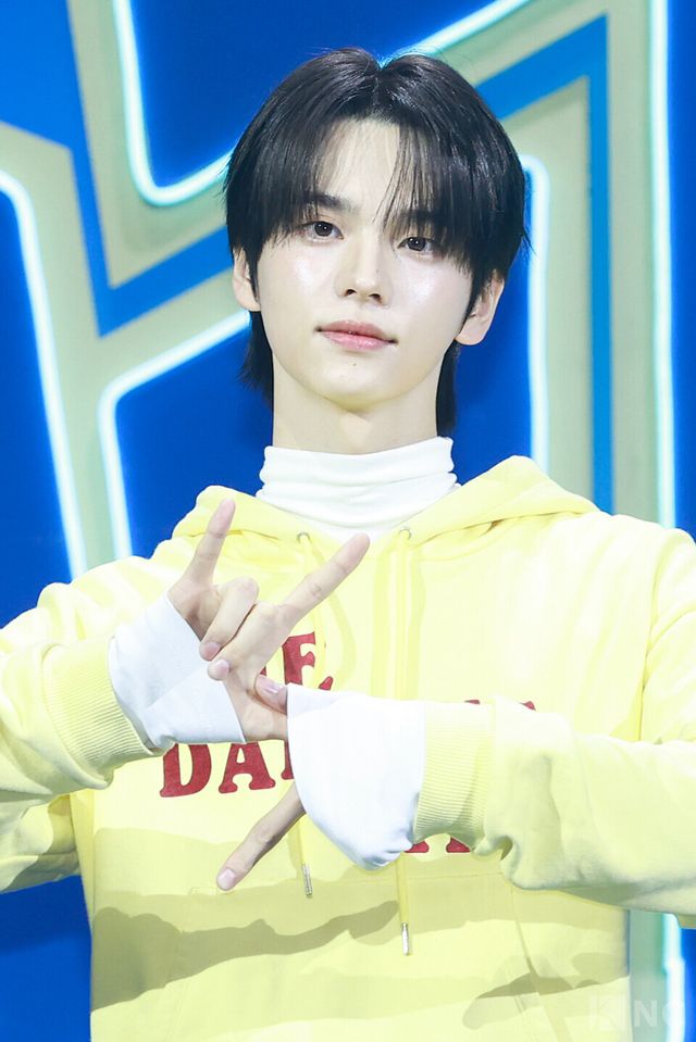 그룹 투어스(TWS) 신유가 오후 4시 서울 광진구 예스24라이브홀에서 진행된 미니 4집 ‘플레이 하드(play hard)’ 발매 기념 쇼케이스에서 포즈를 취하고 있다. 사진=김규빈 기자