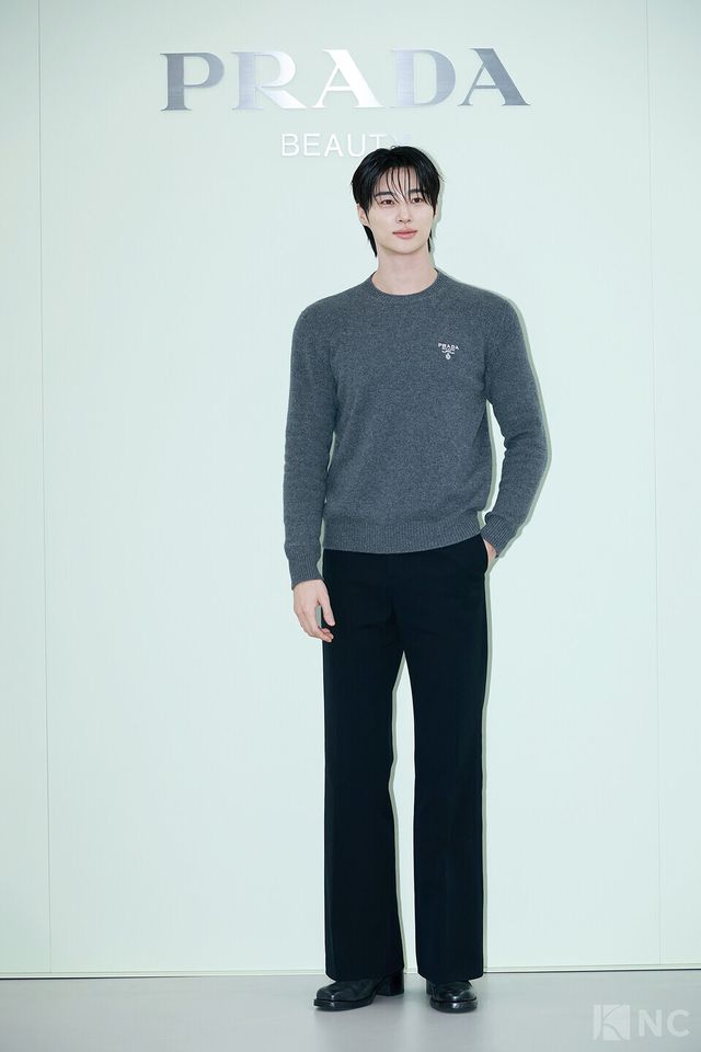 배우 변우석이 13일 오후 2시 서울 성동구 한 스튜디오에서 프라다 뷰티 바나나 립 밤 출시 기념 포토콜에서 포즈를 취하고 있다. 사진=김규빈 기자