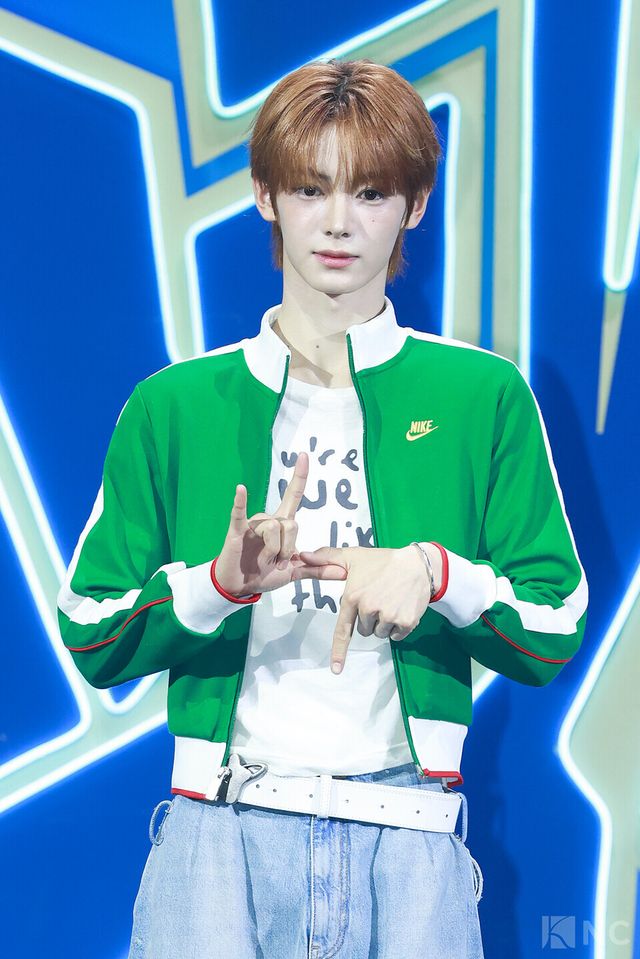 그룹 투어스(TWS) 한진이 오후 4시 서울 광진구 예스24라이브홀에서 진행된 미니 4집 ‘플레이 하드(play hard)’ 발매 기념 쇼케이스에서 포즈를 취하고 있다. 사진=김규빈 기자