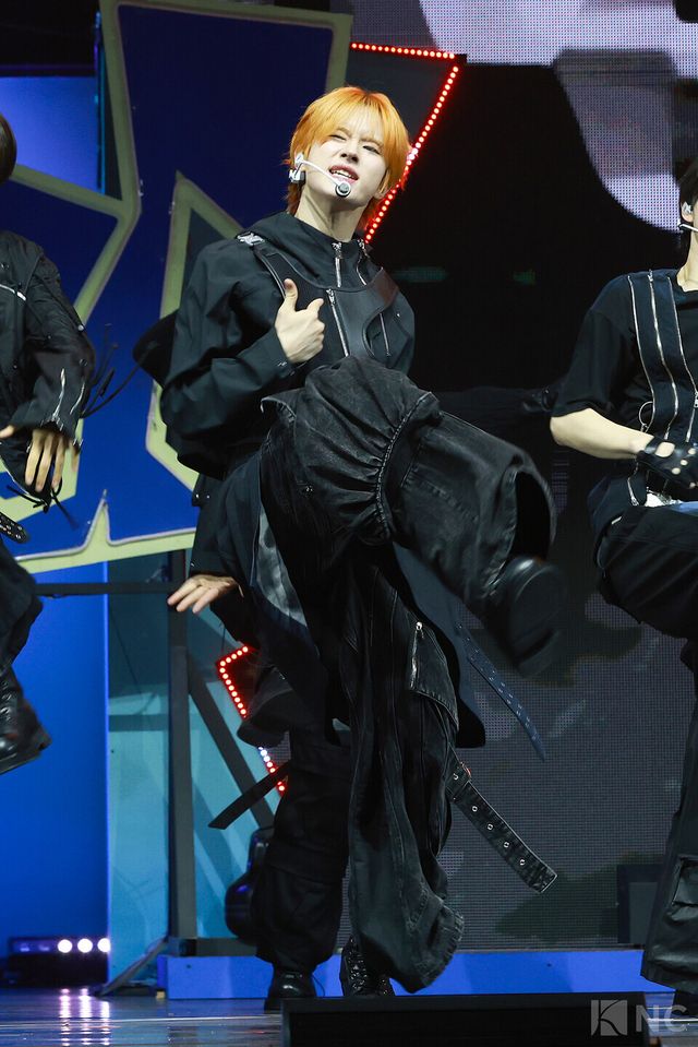 그룹 투어스(TWS) 경민이 오후 4시 서울 광진구 예스24라이브홀에서 진행된 미니 4집 ‘플레이 하드(play hard)’ 발매 기념 쇼케이스에서 무대를 선보이고 있다. 사진=김규빈 기자