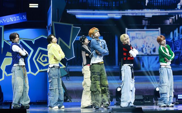 그룹 투어스(TWS)가 오후 4시 서울 광진구 예스24라이브홀에서 진행된 미니 4집 ‘플레이 하드(play hard)’ 발매 기념 쇼케이스에서 무대를 선보이고 있다. 사진=김규빈 기자