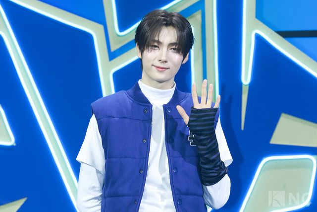 그룹 투어스(TWS) 영재가 오후 4시 서울 광진구 예스24라이브홀에서 진행된 미니 4집 ‘플레이 하드(play hard)’ 발매 기념 쇼케이스에서 포즈를 취하고 있다. 사진=김규빈 기자