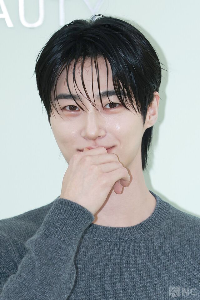 배우 변우석이 13일 오후 2시 서울 성동구 한 스튜디오에서 프라다 뷰티 바나나 립 밤 출시 기념 포토콜에서 포즈를 취하고 있다. 사진=김규빈 기자