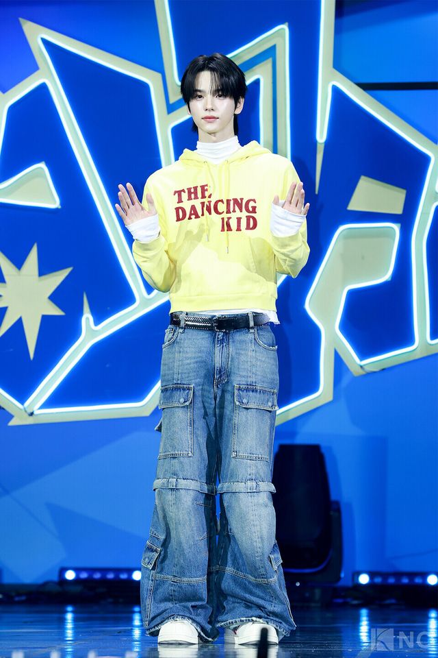 그룹 투어스(TWS) 신유가 오후 4시 서울 광진구 예스24라이브홀에서 진행된 미니 4집 ‘플레이 하드(play hard)’ 발매 기념 쇼케이스에서 포즈를 취하고 있다. 사진=김규빈 기자