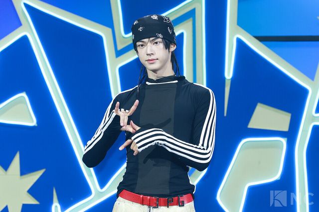 그룹 투어스(TWS) 도훈이 오후 4시 서울 광진구 예스24라이브홀에서 진행된 미니 4집 ‘플레이 하드(play hard)’ 발매 기념 쇼케이스에서 포즈를 취하고 있다. 사진=김규빈 기자