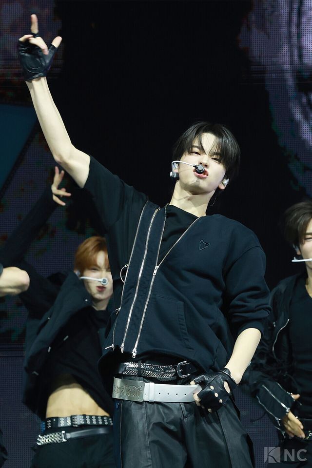 그룹 투어스(TWS) 신유가 오후 4시 서울 광진구 예스24라이브홀에서 진행된 미니 4집 ‘플레이 하드(play hard)’ 발매 기념 쇼케이스에서 무대를 선보이고 있다. 사진=김규빈 기자