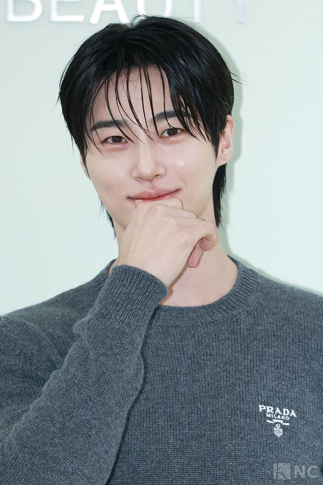 배우 변우석이 13일 오후 2시 서울 성동구 한 스튜디오에서 프라다 뷰티 바나나 립 밤 출시 기념 포토콜에서 포즈를 취하고 있다. 사진=김규빈 기자