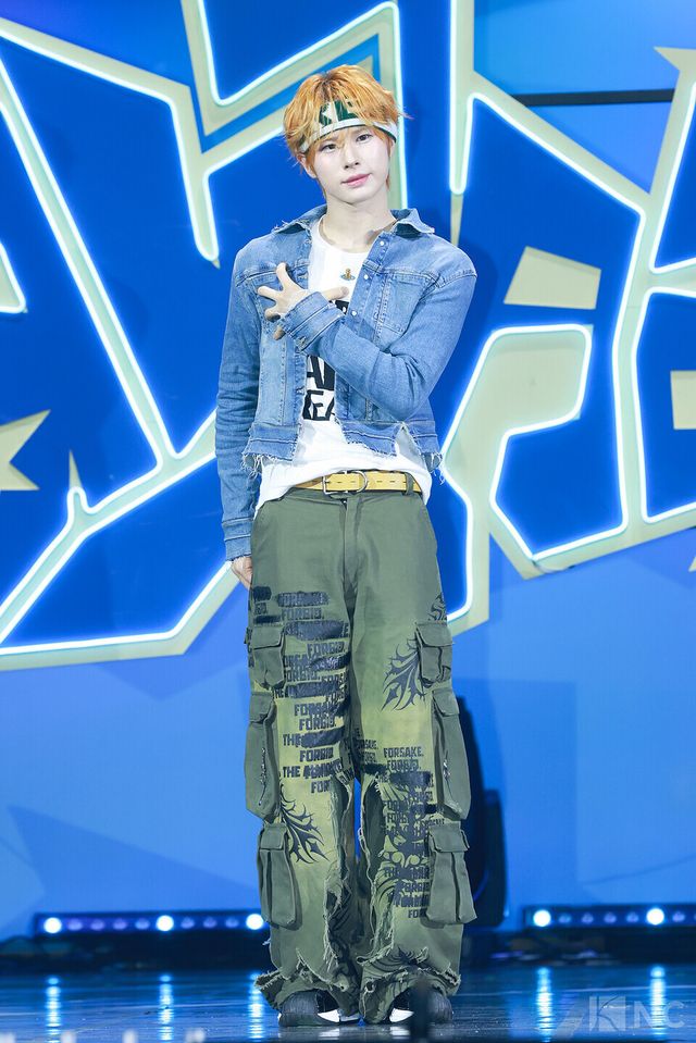 그룹 투어스(TWS) 경민이 오후 4시 서울 광진구 예스24라이브홀에서 진행된 미니 4집 ‘플레이 하드(play hard)’ 발매 기념 쇼케이스에서 포즈를 취하고 있다. 사진=김규빈 기자