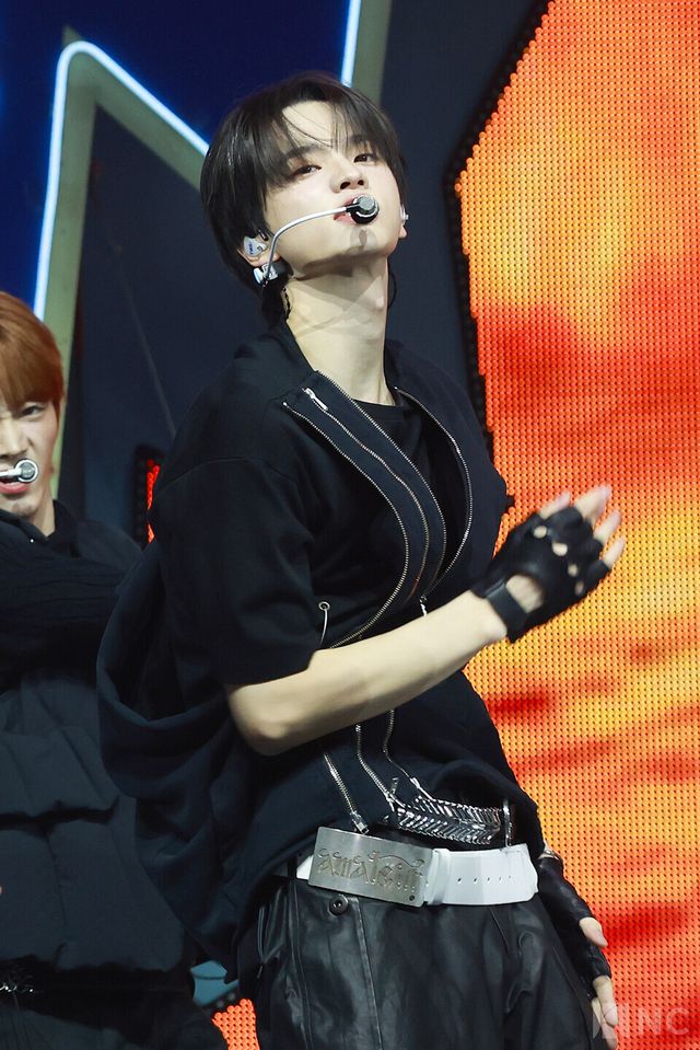 그룹 투어스(TWS) 신유가 오후 4시 서울 광진구 예스24라이브홀에서 진행된 미니 4집 ‘플레이 하드(play hard)’ 발매 기념 쇼케이스에서 무대를 선보이고 있다. 사진=김규빈 기자