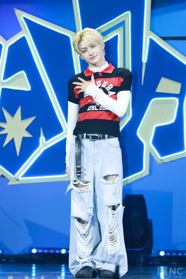 그룹 투어스(TWS) 지훈이 오후 4시 서울 광진구 예스24라이브홀에서 진행된 미니 4집 ‘플레이 하드(play hard)’ 발매 기념 쇼케이스에서 포즈를 취하고 있다. 사진=김규빈 기자