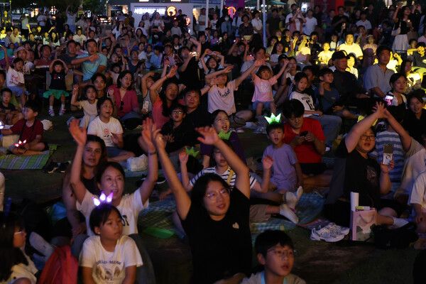 '2025 서울헌터스 페스티벌'에서 시민 및 관광객들이'케이팝데몬헌터스' 수록곡 '골든'을 열창하고 있다. 사진=연합뉴스