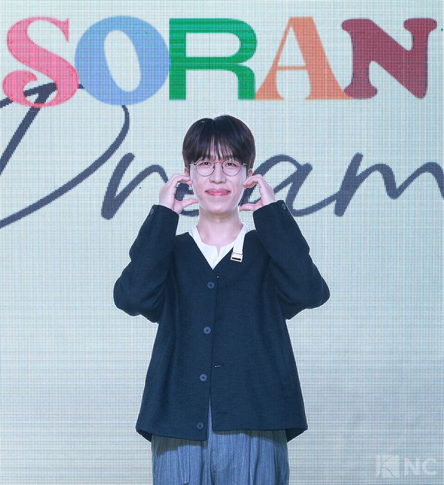 밴드 소란(SORAN) 고영배가 16일 오후 2시 MPMG 사옥에서 진행된 EP ‘드림(DREAM)’ 발매 기념 쇼케이스에서 포즈를 취하고 있다. 사진=김규빈 기자