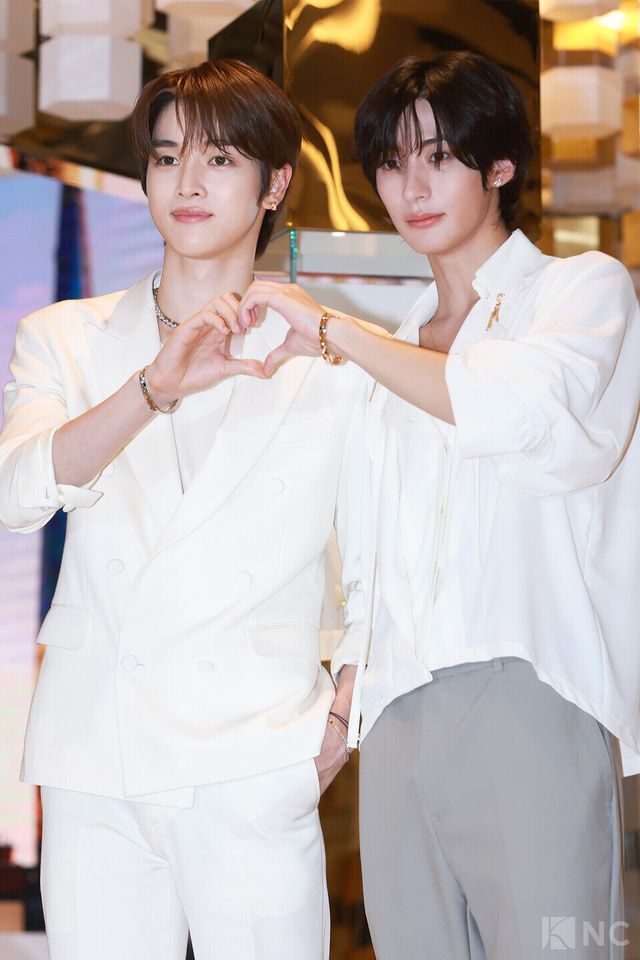 그룹 라이즈(RIIZE) 성찬, 앤톤이 16일 오전 11시 40분 롯데 에비뉴엘 잠실점에서 진행된 쇼메 팝업 스토어 오픈 기념 포토콜에서 포즈를 취하고 있다. 사진=김규빈 기자