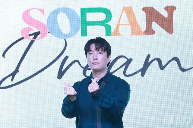 밴드 소란(SORAN) 서면호가 16일 오후 2시 MPMG 사옥에서 진행된 EP ‘드림(DREAM)’ 발매 기념 쇼케이스에서 포즈를 취하고 있다. 사진=김규빈 기자