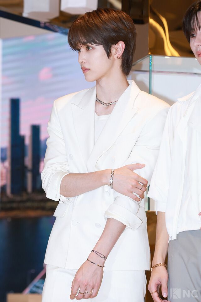 그룹 라이즈(RIIZE) 성찬이 16일 오전 11시 40분 롯데 에비뉴엘 잠실점에서 진행된 쇼메 팝업 스토어 오픈 기념 포토콜에서 포즈를 취하고 있다. 사진=김규빈 기자