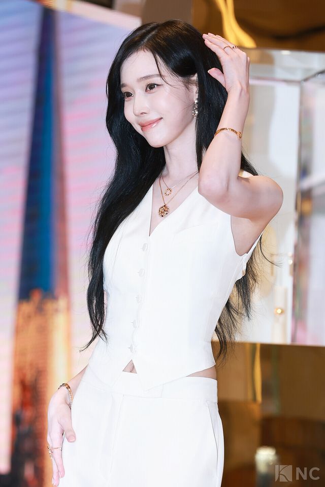 그룹 에스파(aespa) 윈터가 16일 오전 11시 40분 롯데 에비뉴엘 잠실점에서 진행된 쇼메 팝업 스토어 오픈 기념 포토콜에서 포즈를 취하고 있다. 사진=김규빈 기자