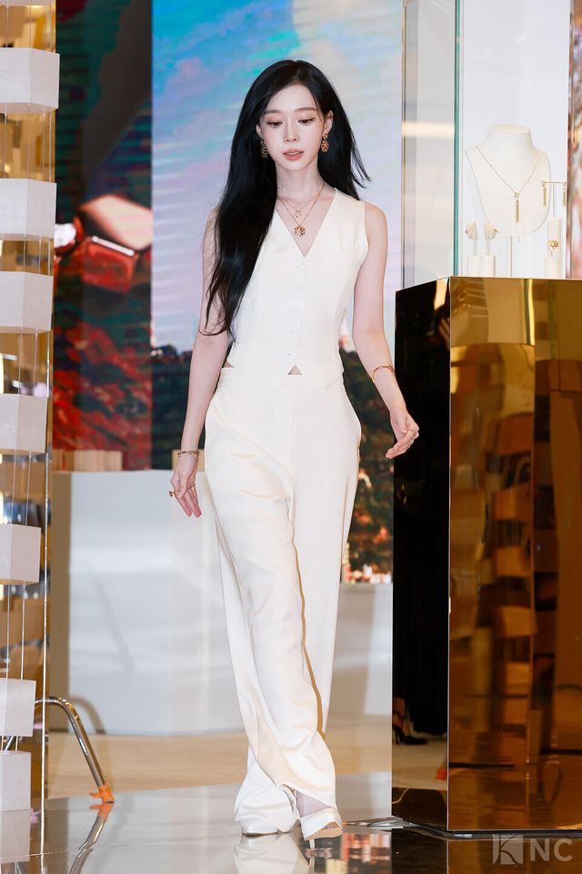 그룹 에스파(aespa) 윈터가 16일 오전 11시 40분 롯데 에비뉴엘 잠실점에서 진행된 쇼메 팝업 스토어 오픈 기념 포토콜에서 포즈를 취하고 있다. 사진=김규빈 기자