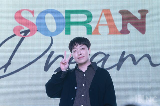 밴드 소란(SORAN) 이태욱이 16일 오후 2시 MPMG 사옥에서 진행된 EP ‘드림(DREAM)’ 발매 기념 쇼케이스에서 포즈를 취하고 있다. 사진=김규빈 기자