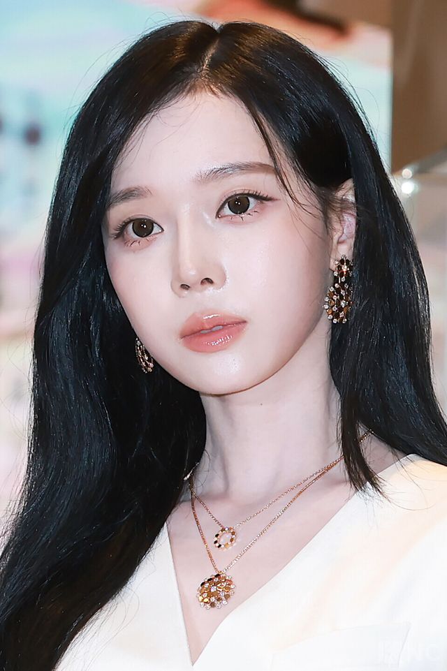 그룹 에스파(aespa) 윈터가 16일 오전 11시 40분 롯데 에비뉴엘 잠실점에서 진행된 쇼메 팝업 스토어 오픈 기념 포토콜에서 포즈를 취하고 있다. 사진=김규빈 기자