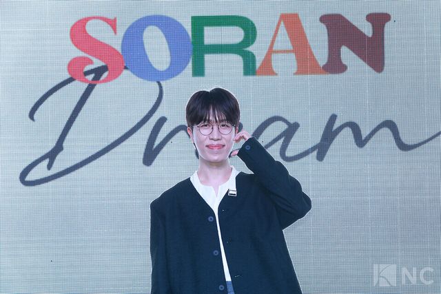 밴드 소란(SORAN) 고영배가 16일 오후 2시 MPMG 사옥에서 진행된 EP ‘드림(DREAM)’ 발매 기념 쇼케이스에서 포즈를 취하고 있다. 사진=김규빈 기자