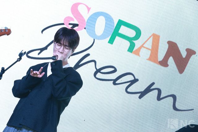 밴드 소란(SORAN) 고영배가 16일 오후 2시 MPMG 사옥에서 진행된 EP ‘드림(DREAM)’ 발매 기념 쇼케이스에서 타이틀곡 무대를 선보이고 있다. 사진=김규빈 기자