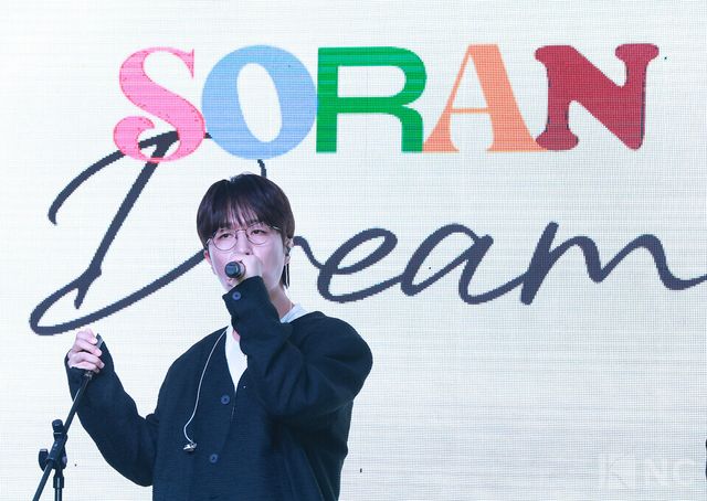 밴드 소란(SORAN) 고영배가 16일 오후 2시 MPMG 사옥에서 진행된 EP ‘드림(DREAM)’ 발매 기념 쇼케이스에서 타이틀곡 무대를 선보이고 있다. 사진=김규빈 기자
