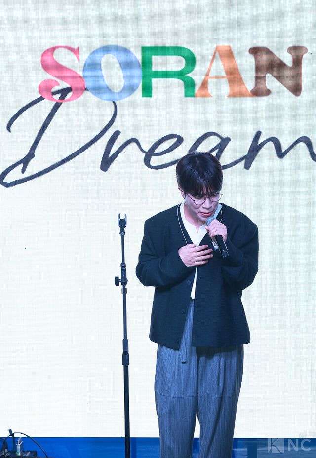 밴드 소란(SORAN) 고영배가 16일 오후 2시 MPMG 사옥에서 진행된 EP ‘드림(DREAM)’ 발매 기념 쇼케이스에서 타이틀곡 무대를 선보이고 있다. 사진=김규빈 기자