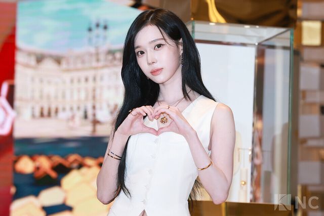 그룹 에스파(aespa) 윈터가 16일 오전 11시 40분 롯데 에비뉴엘 잠실점에서 진행된 쇼메 팝업 스토어 오픈 기념 포토콜에서 포즈를 취하고 있다. 사진=김규빈 기자