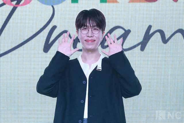 밴드 소란(SORAN) 고영배가 16일 오후 2시 MPMG 사옥에서 진행된 EP ‘드림(DREAM)’ 발매 기념 쇼케이스에서 포즈를 취하고 있다. 사진=김규빈 기자