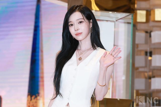 그룹 에스파(aespa) 윈터가 16일 오전 11시 40분 롯데 에비뉴엘 잠실점에서 진행된 쇼메 팝업 스토어 오픈 기념 포토콜에서 포즈를 취하고 있다. 사진=김규빈 기자