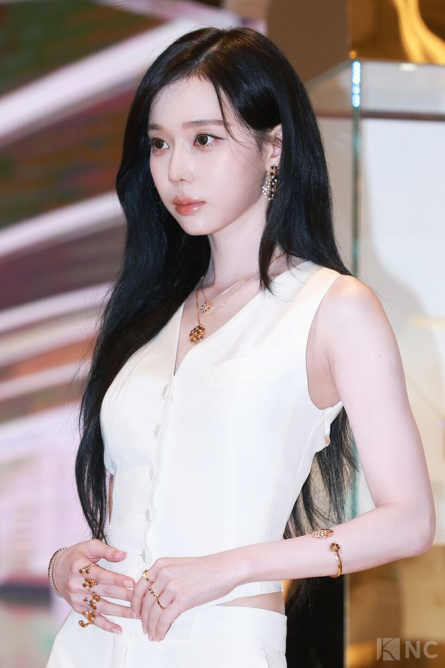 그룹 에스파(aespa) 윈터가 16일 오전 11시 40분 롯데 에비뉴엘 잠실점에서 진행된 쇼메 팝업 스토어 오픈 기념 포토콜에서 포즈를 취하고 있다. 사진=김규빈 기자