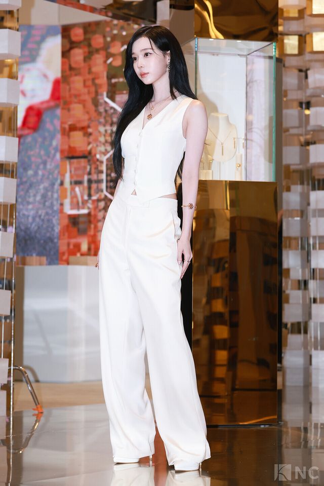 그룹 에스파(aespa) 윈터가 16일 오전 11시 40분 롯데 에비뉴엘 잠실점에서 진행된 쇼메 팝업 스토어 오픈 기념 포토콜에서 포즈를 취하고 있다. 사진=김규빈 기자