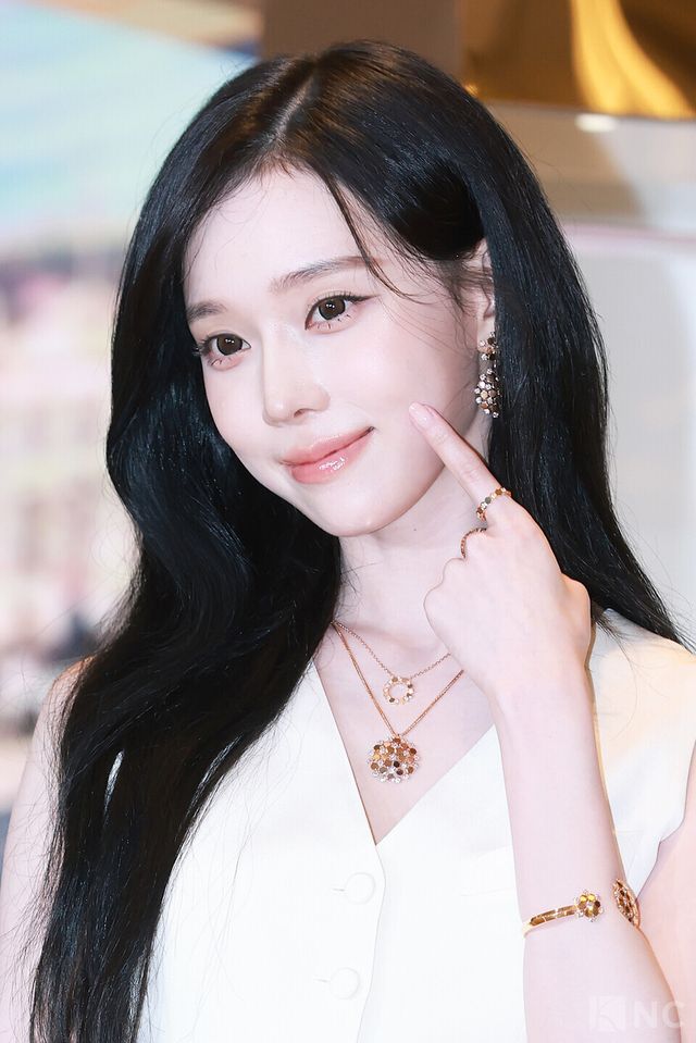 그룹 에스파(aespa) 윈터가 16일 오전 11시 40분 롯데 에비뉴엘 잠실점에서 진행된 쇼메 팝업 스토어 오픈 기념 포토콜에서 포즈를 취하고 있다. 사진=김규빈 기자