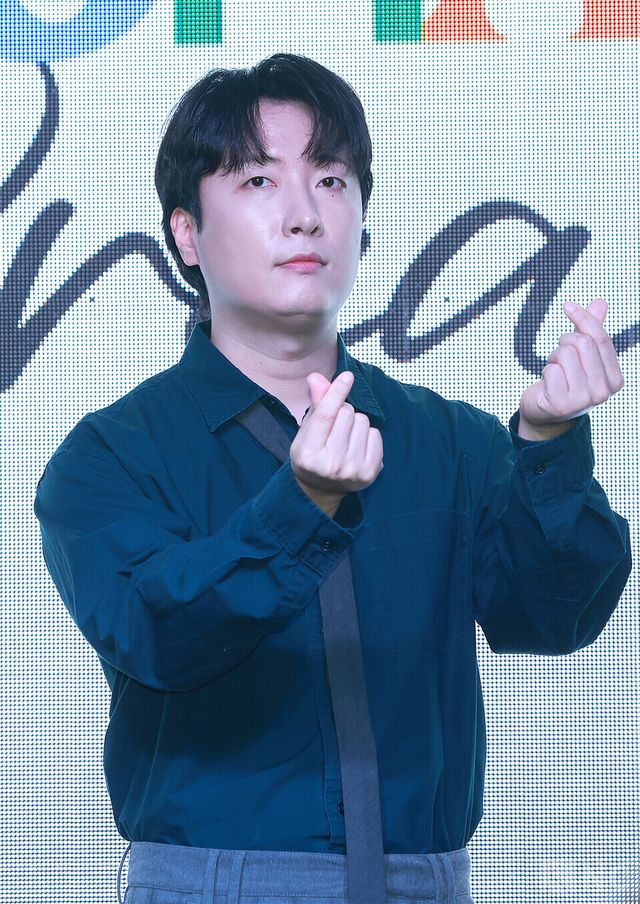 밴드 소란(SORAN) 서면호가 16일 오후 2시 MPMG 사옥에서 진행된 EP ‘드림(DREAM)’ 발매 기념 쇼케이스에서 포즈를 취하고 있다. 사진=김규빈 기자