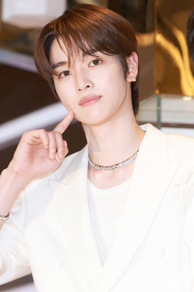 그룹 라이즈(RIIZE) 성찬이 16일 오전 11시 40분 롯데 에비뉴엘 잠실점에서 진행된 쇼메 팝업 스토어 오픈 기념 포토콜에서 포즈를 취하고 있다. 사진=김규빈 기자