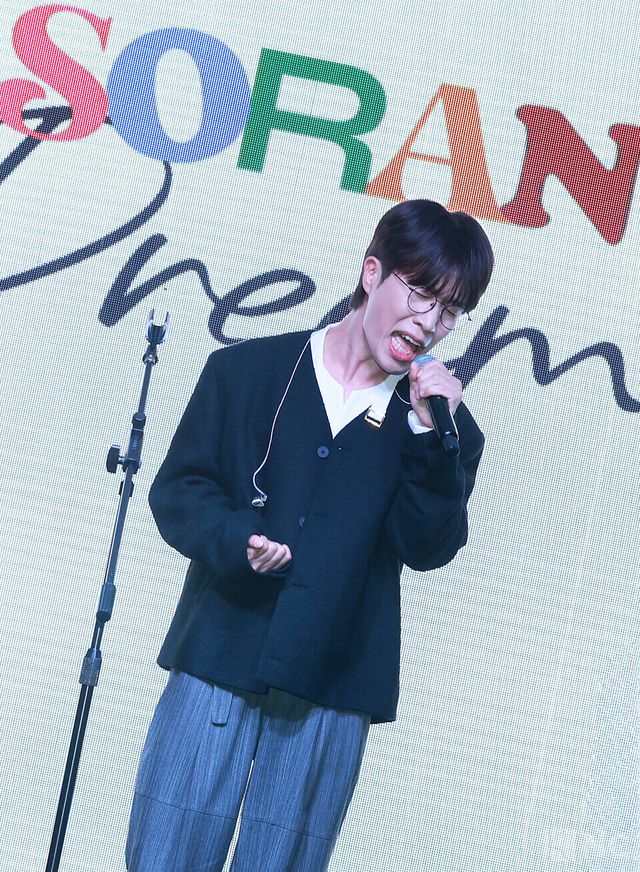 밴드 소란(SORAN) 고영배가 16일 오후 2시 MPMG 사옥에서 진행된 EP ‘드림(DREAM)’ 발매 기념 쇼케이스에서 타이틀곡 무대를 선보이고 있다. 사진=김규빈 기자